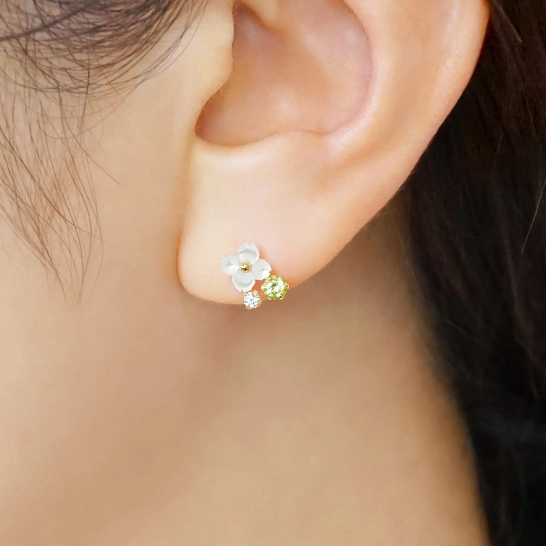 18K/10K White Shell Flower Stud Earrings (Yellow Gold)