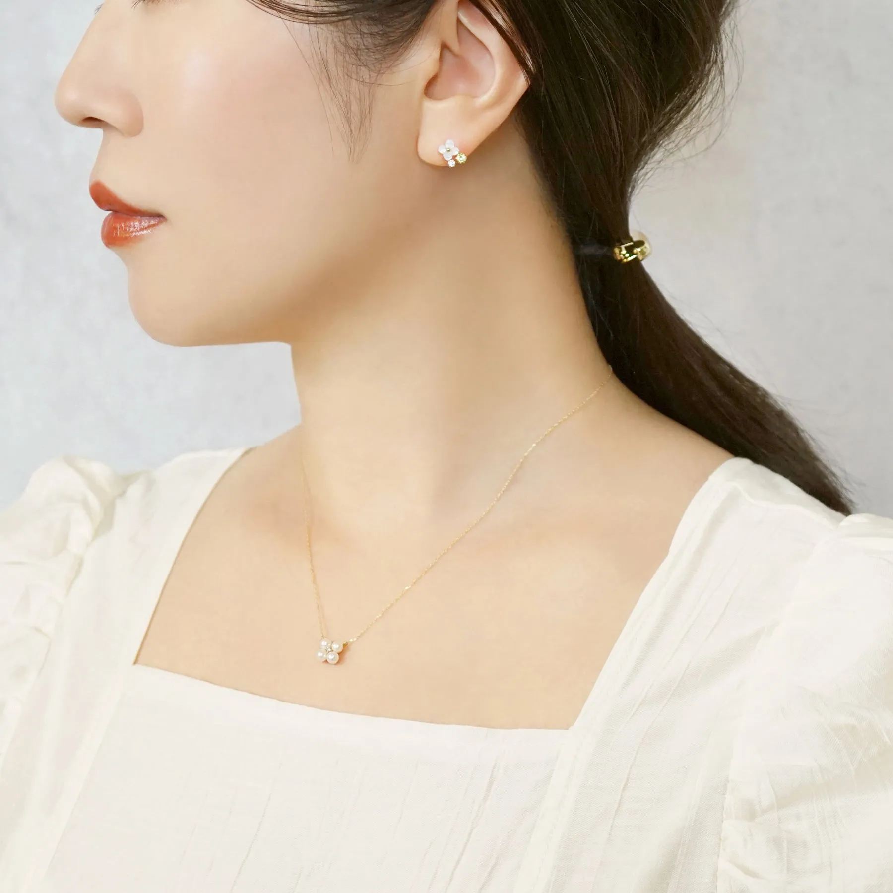 18K/10K White Shell Flower Stud Earrings (Yellow Gold)